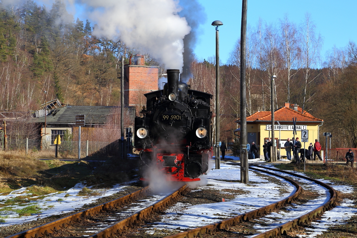 99 5901 und 99 6101 am 14.02.2015 beim Zurückdrücken ihres IG HSB-Sonder-PmG`s in den Haltepunkt Silberhütte (Anhalt). Die Rangierfahrt wurde notwendig, um einen planmäßigen Triebwagen passieren zu lassen. (Bild 2)