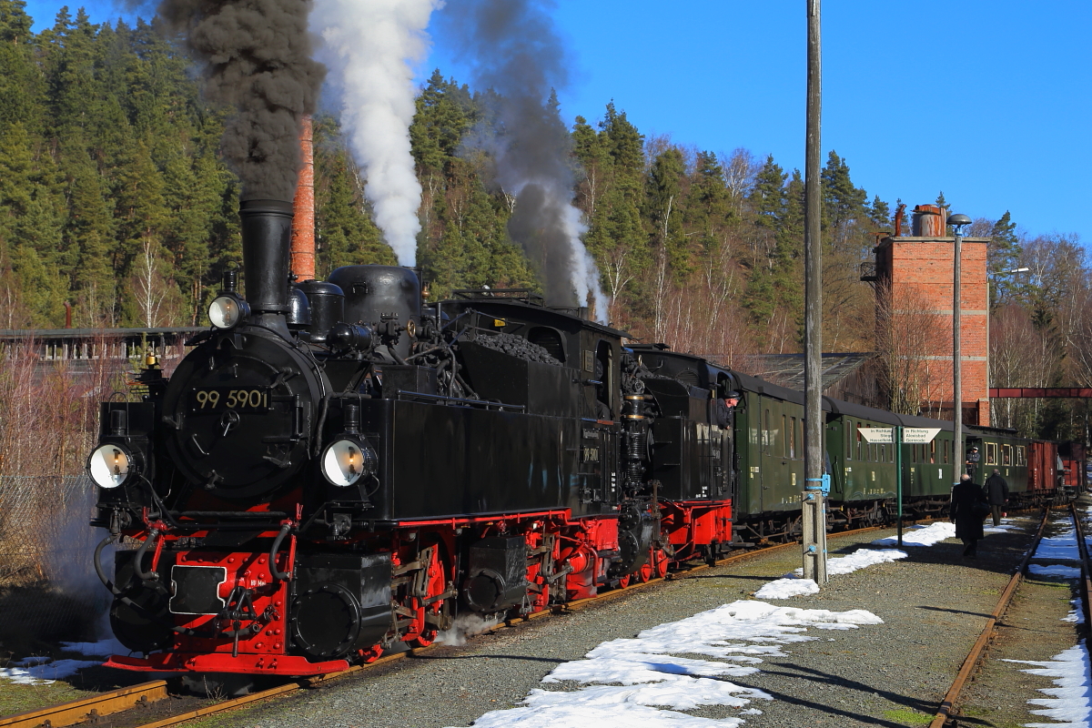 99 5901 und 99 6101 mit IG HSB-Sonder-PmG, am 14.02.2015 im Haltepunkt Silberhütte (Anhalt), kurz vor Ausfahrt in Richtung Stiege.