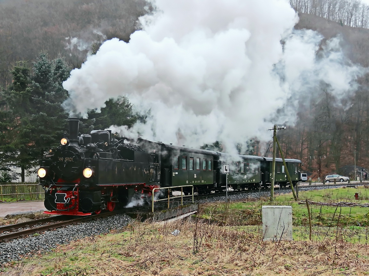 99 5901 als N 89402 bei der Ausfahrt aus den Bahnhof / Haltepunkt  Netzkater am 30. Januar 2016.