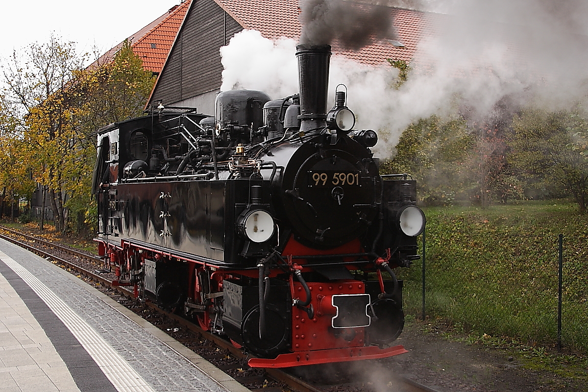 99 5901 am 18.10.2013 auf Gleis 33 im Bahnhof Wernigerode. Gleich wird sie an einen Sonderzug der IG HSB ankuppeln, um ihn kurz darauf zum Brocken zu bringen.