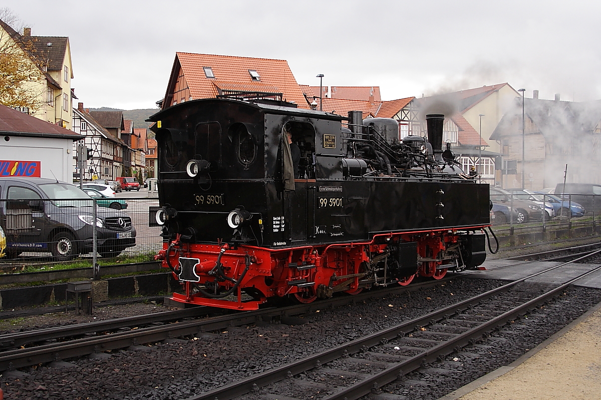 99 5901 am 18.10.2013 im Bahnhof Wernigerode. Nach Erledigen eines Rangierauftrags, wird sie einen Sonderzug der IG HSB zum Brocken �bernehmen.