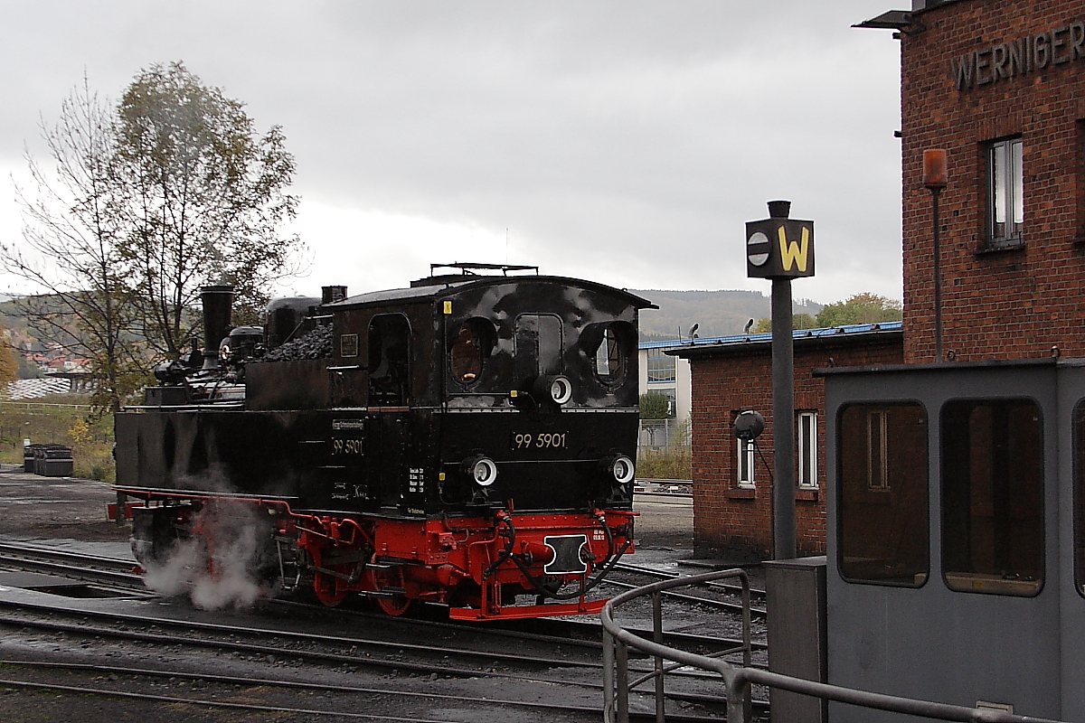 99 5901 am 18.10.2013, kurz vor bernahme eines Sonderzuges der IG HSB zum Brocken, im HSB-Bw Wernigerode. Die Aufnahme entstand vom Bahnsteig 31 aus.