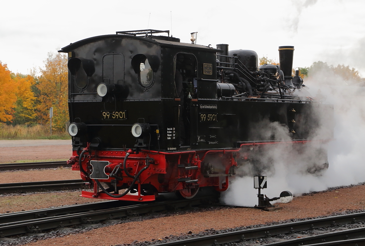 99 5901 am 23.10.2016 kurz vor Übernahme eines IG HSB-Sonderzuges auf Rangierfahrt im Bahnhof Gernrode.