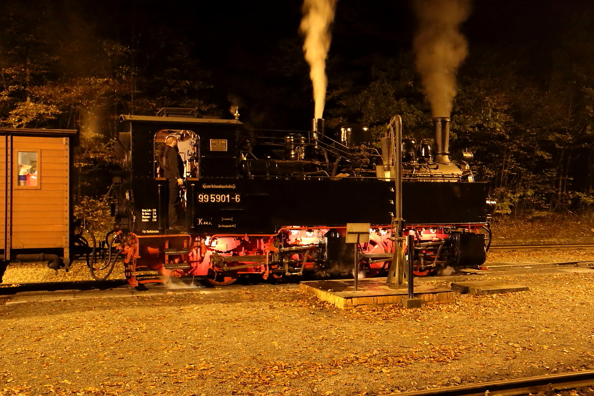 99 5901 am Abend des 17.10.2015 vor einem Sonderzug der IG HSB beim Wasserfassen im Bahnhof Eisfelder Talmühle. Nach einem langen Veranstaltungstag befindet sich der Zug jetzt auf der Rückfahrt nach Wernigerode.
