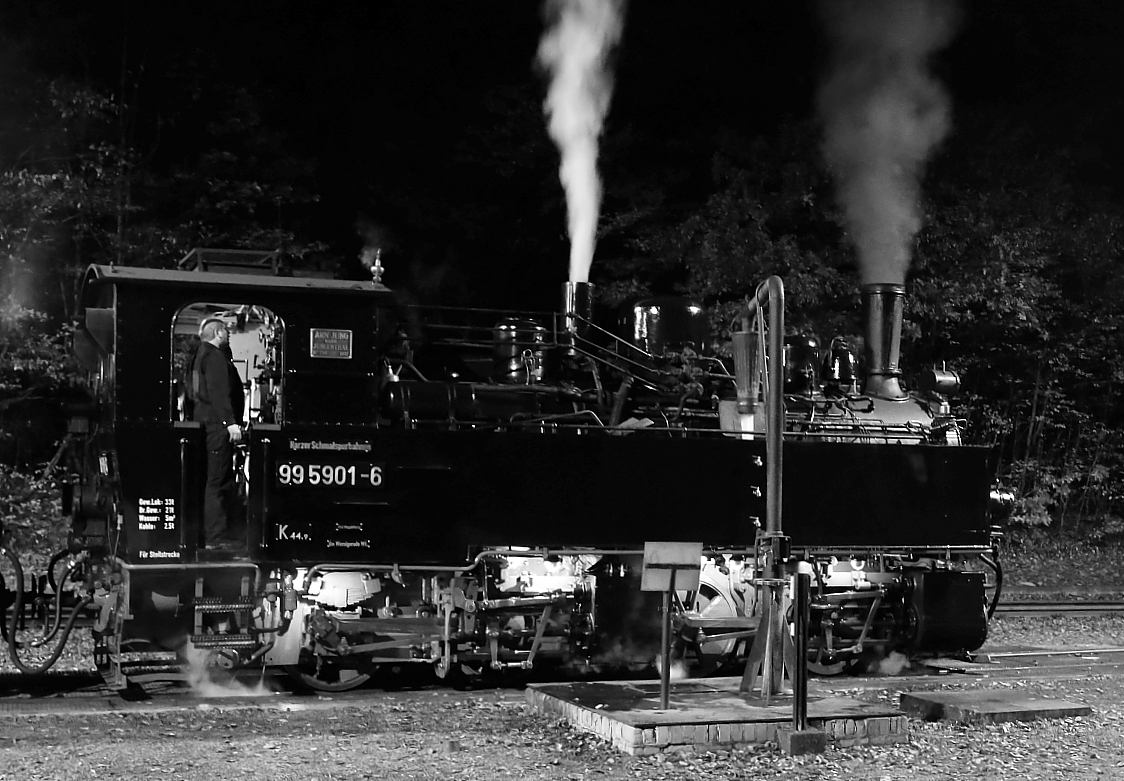 99 5901 am Abend des 17.10.2015 vor einem Sonderzug der IG HSB beim Wasserfassen im Bahnhof Eisfelder Talmühle. Nach einem langen Veranstaltungstag befindet sich der Zug jetzt auf der Rückfahrt nach Wernigerode. Hier jetzt mal die S/W-Version des vorherigen Bildes.