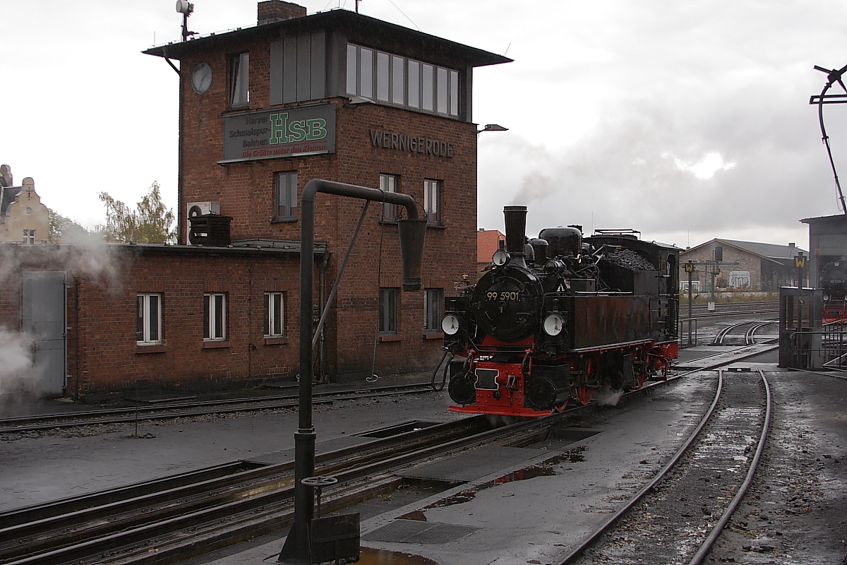 99 5901 am Mittag des 18.10.2013 im HSB-Bw Wernigerode. Heute ist sie fr einen Einsatz vor einem Sonderzug der IG HSB zum Brocken vorgesehen, welcher in Krze erfolgt.