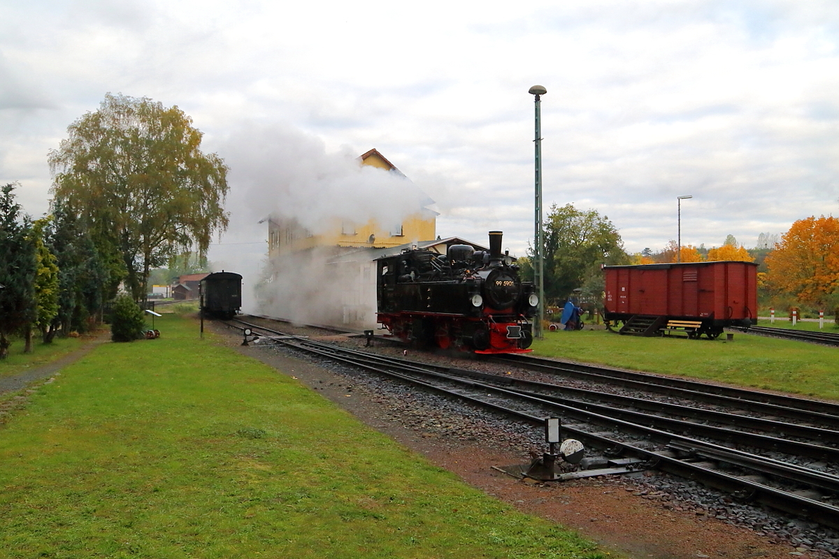 99 5901 hat am 23.10.2016 auf ihrer nunmehr letzten Rangierfahrt am heutigen Morgen, im Bahnhof Gernrode gerade wieder das Gleis gewechselt und fährt nun an ihren IG HSB-Sonderzug heran. Nach dem Ankuppeln und obligatorischer Bremsprobe geht es dann zum Bahnsteig, wo die Reisenden bereits mehr oder weniger geduldig warten. Eilig hat es niemand, denn, wie immer bei solchen Veranstaltungen, ist hier die Fahrt selbst das Ziel.