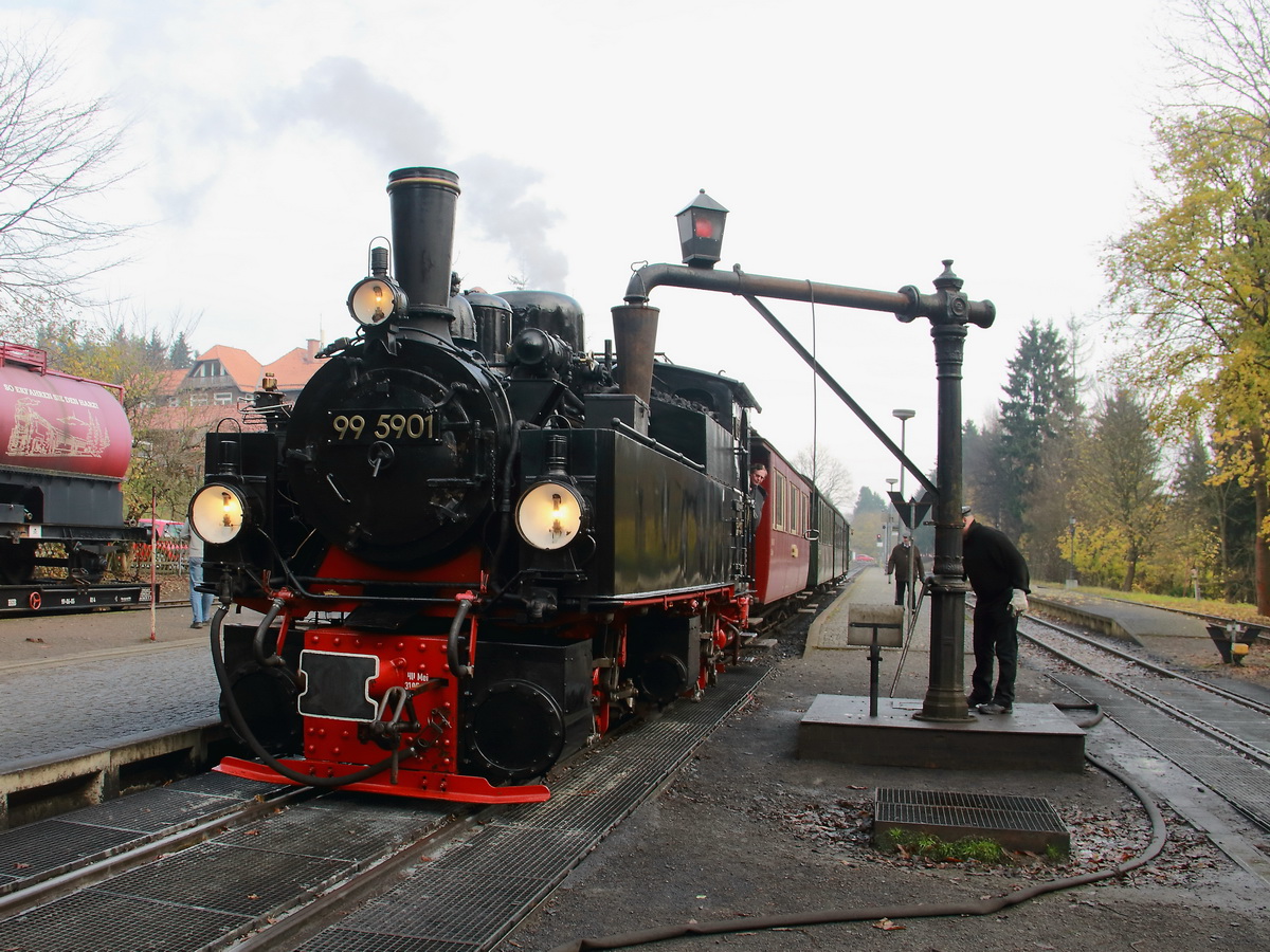 99 5901 mit einem Sonderzug mit Salonwagen zum Brocken am 04. November 2017 hier im Bahnhof Drei Annen Hohne.