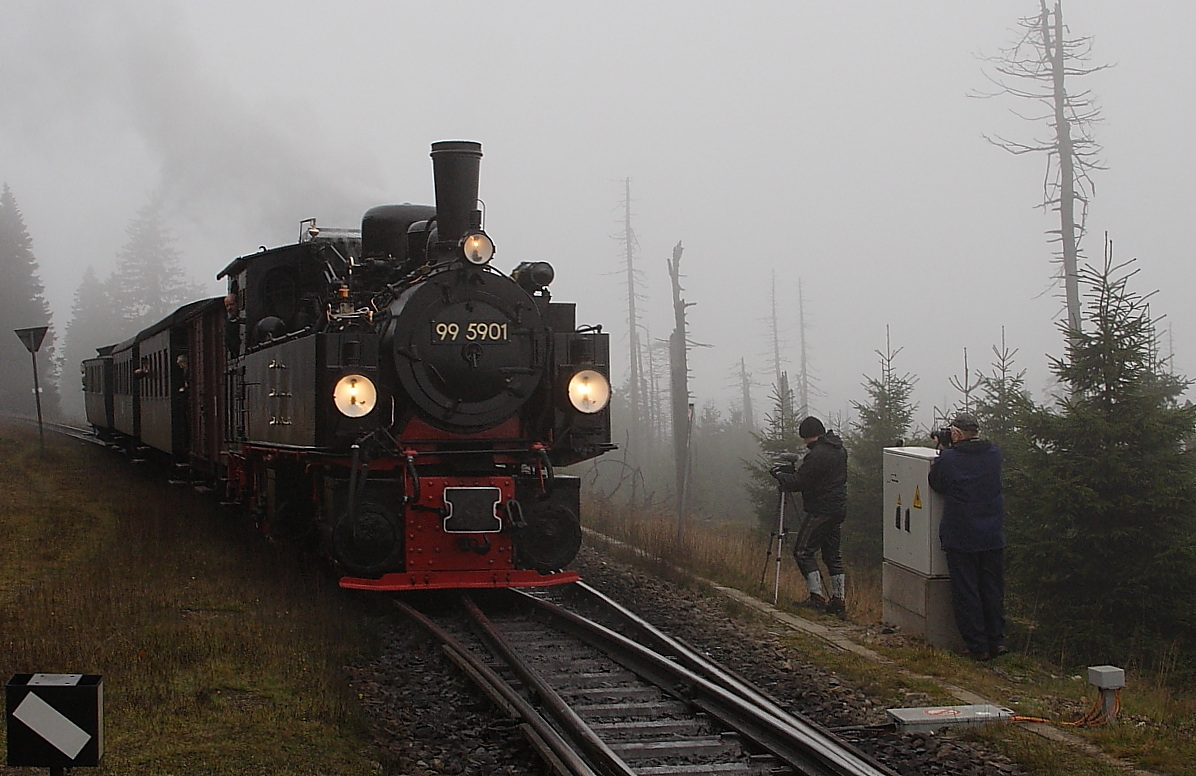 99 5901 mit einem Sonderzug der IG HSB am Nachmittag des 18.10.2013 an der Ausweichstelle am ehemaligen Haltepunkt  Goetheweg  auf der Brockenstrecke. Wegen einer Zugkreuzung bzw. -berholung drckt sie ihren Zug gerade in das dafr vorgesehene Stichgleis. Das Ganze findet bei typischem Brockenwetter (kalt, neblig) statt, was die Szenerie etwas geheimnisvoll erscheinen lt.