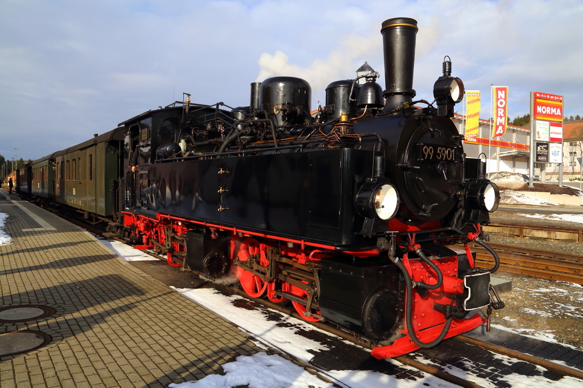 99 5901 mit IG HSB-Sonder-PmG (Wernigerode-Quedlinburg) am 26.02.2017 im Bahnhof Benneckenstein.