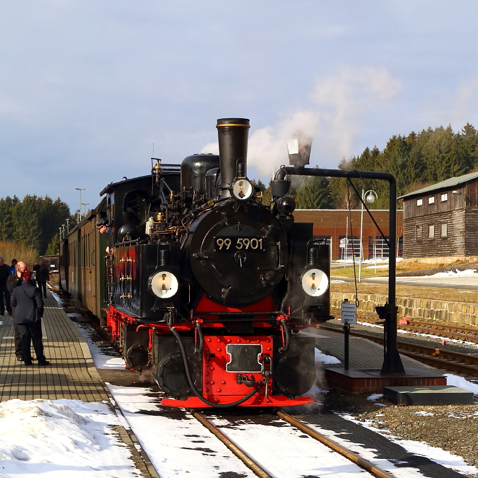 99 5901 mit IG HSB-Sonder-PmG (Wernigerode-Quedlinburg) am 26.02.2017 beim Wasserfassen im Bahnhof Benneckenstein. 