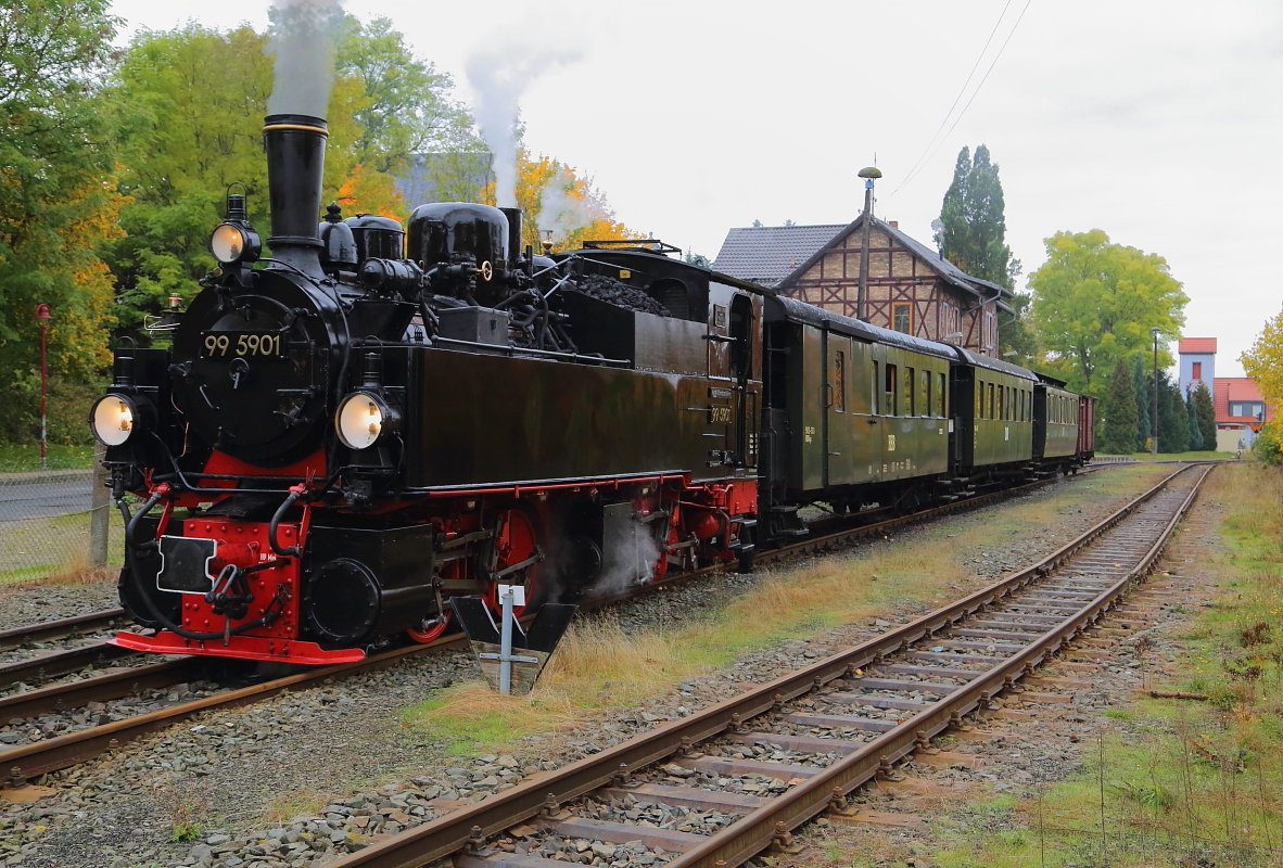 99 5901 mit IG HSB-Sonderzug am Mittag des 23.10.2016, kurz nach Erreichen des Bahnhofes Harzgerode.