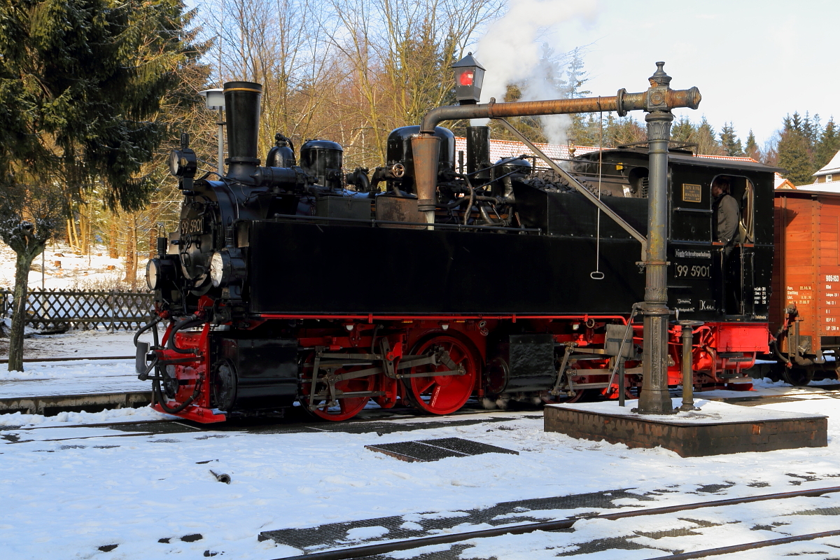99 5901 mit IG HSB-Sonderzug zum Brocken, am 24.02.2017 beim Wasserfassen im Bahnhof Drei Annen Hohne. (Bild 1)