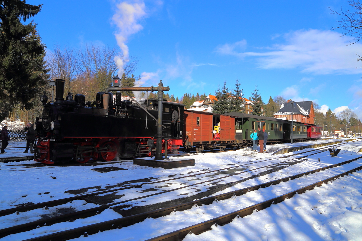 99 5901 mit IG HSB-Sonderzug zum Brocken, am 24.02.2017 beim Wasserfassen im Bahnhof Drei Annen Hohne. (Bild 2)