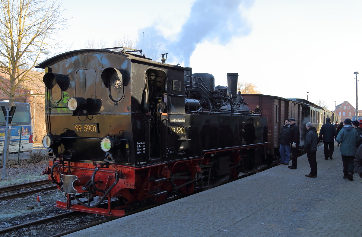 99 5901 mit IG HSB-Sonderzug, am 14.02.2015, kurz vor Ausfahrt nach Alexisbad, im Bahnhof Harzgerode.