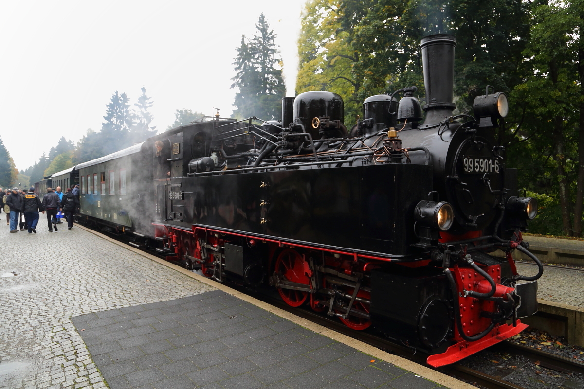 99 5901 mit IG HSB-Sonderzug am Vormittag des 17.10.2015 auf Gleis 1 im Bahnhof Drei Annen Hohne.