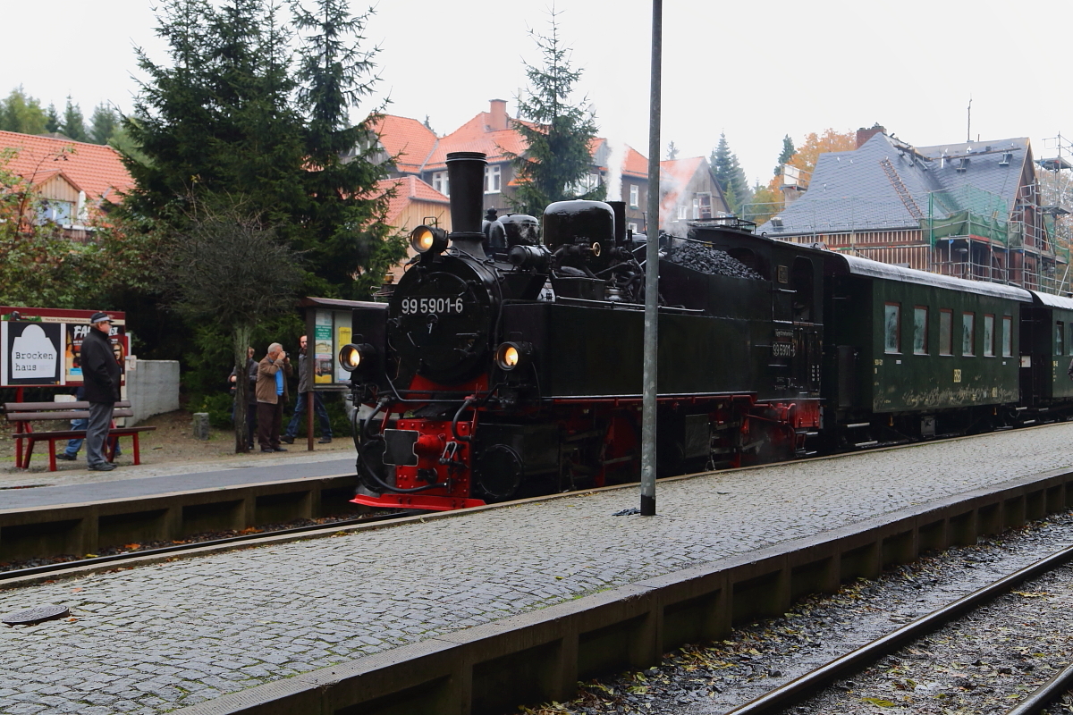 99 5901 mit IG HSB-Sonderzug am Vormittag des 17.10.2015 auf Gleis 1 im Bahnhof Drei Annen Hohne. (Bild 3)