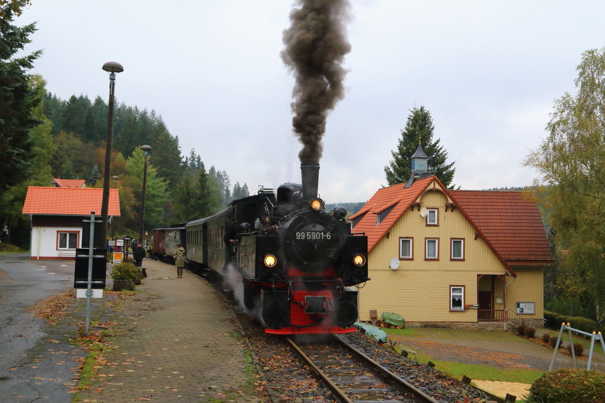 99 5901 mit IG HSB-Sonderzug am 17.10.2015 im Haltepunkt Sorge. (Bild 2)