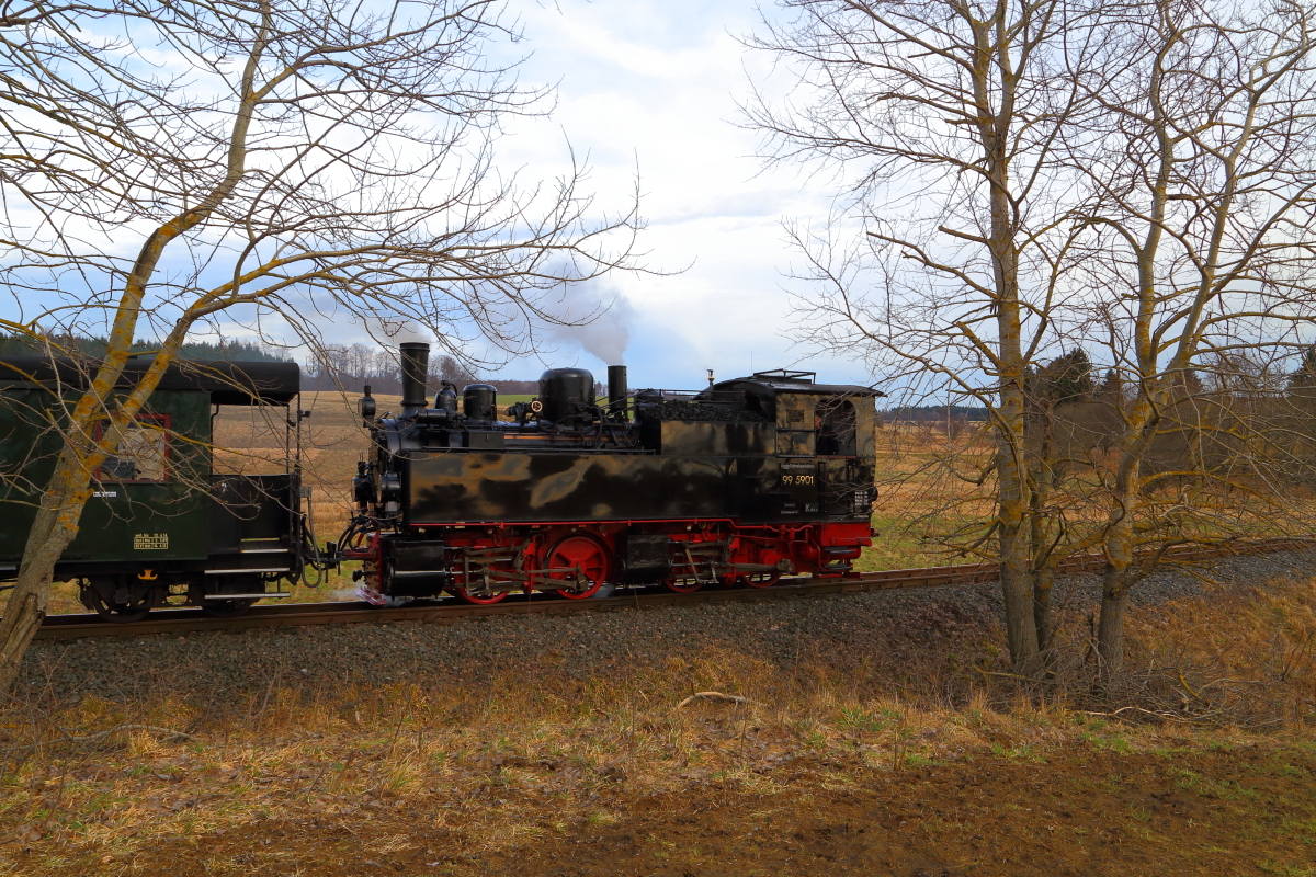 99 5901 mit IG HSB-Sonderzug nach Quedlinburg am 07.02.2016 bei einem Fotostop am Kilometer 34,5 kurz hinter dem Bahnhof Stiege.