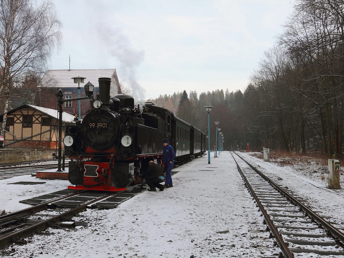99 5901 nach der Sonderfahrt vom 30. Januar 2016 bei der Überführung von Gernrode nach Wernigerode am 31. Januar 2016 im Bahnhof Alexisbad.