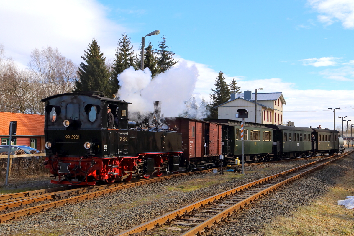 99 5901 verlässt mit ihrem IG HSB-Sonder-PmG am Mittag des 26.02.2017 den Bahnhof Stiege, um durch die Wendeschleife am Bahnhof zu fahren. 