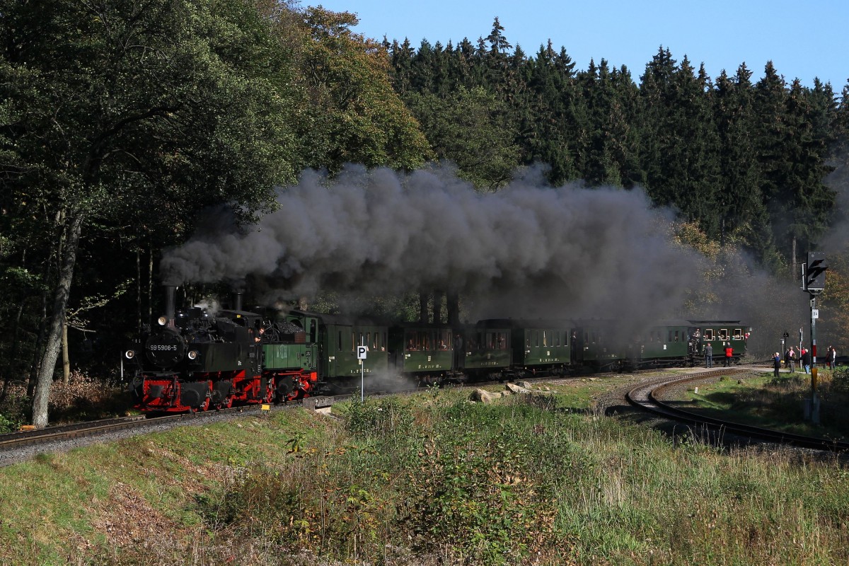 99 5906-5 (Baujahr: 1918)  und 99 5902-4 (Baujahr: 1897) der Harzer Schmalspurbahn GmbH (HSB) mit einem Nostalgiezug Wernigerode-Brocken bei Drei Annen Hohne am 4-10-2014.