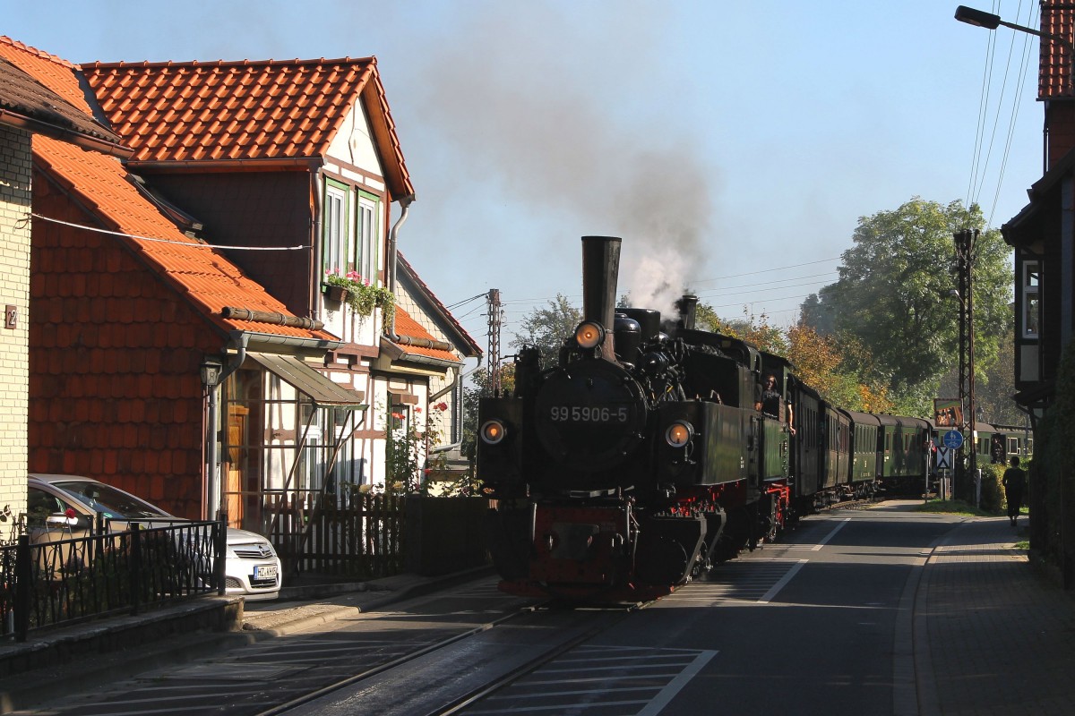 99 5906-5 (Baujahr: 1918)  und 99 5902-4 (Baujahr: 1897) der Harzer Schmalspurbahn GmbH (HSB) mit einem Nostalgiezug Wernigerode-Brocken in Wernigerode Kirchstraße am 4-10-2014.