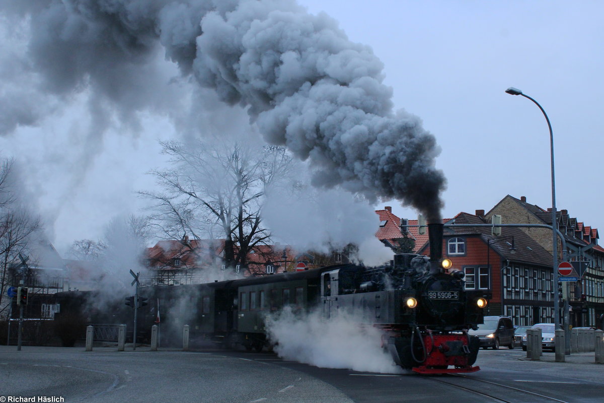99 5906-5 schnauft mit ihrem Sonderzug nach Nordhausen über die Westerntor Kreuzung in Wernigerode.
15.12.2018, Wernigerode