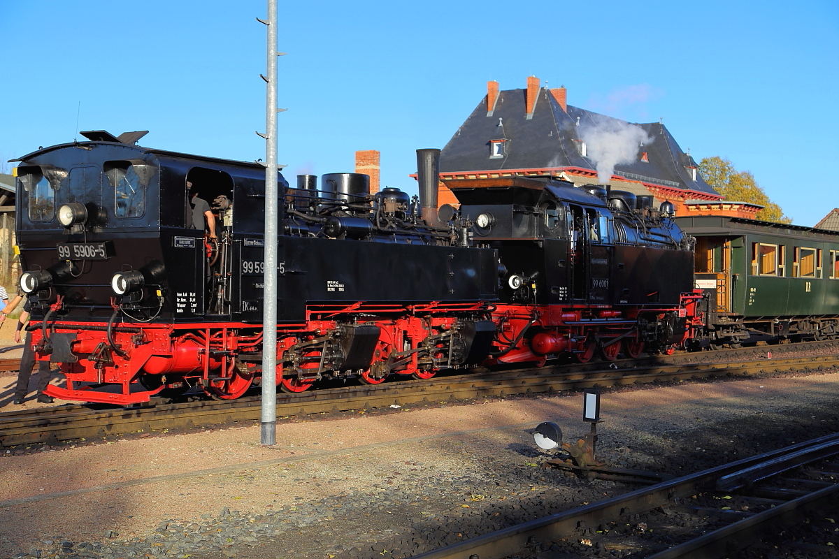 99 5906 und 99 6001 am Nachmittag des 19.10.2014, kurz nach Eintreffen mit einem IG HSB-Sonderzug, im Bahnhof Gernrode.