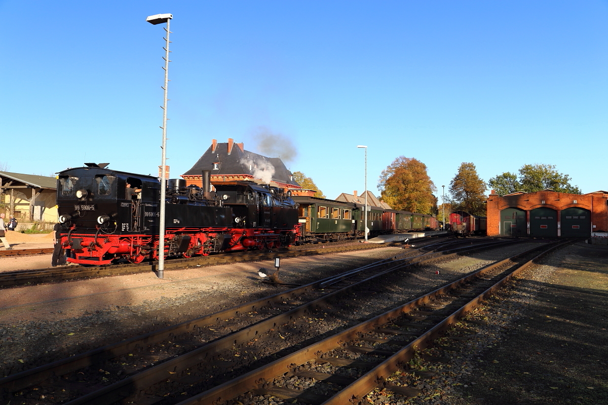 99 5906 und 99 6001 am Nachmittag des 19.10.2014, kurz nach Eintreffen mit einem IG HSB-Sonderzug, im Bahnhof Gernrode. (Bild 2)