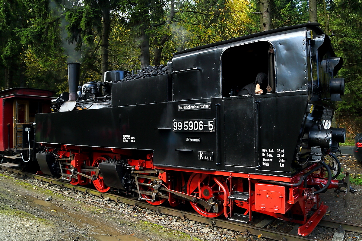 99 5906 am 17.10.2014 auf Gleis 4 im Bahnhof Drei Annen Hohne.