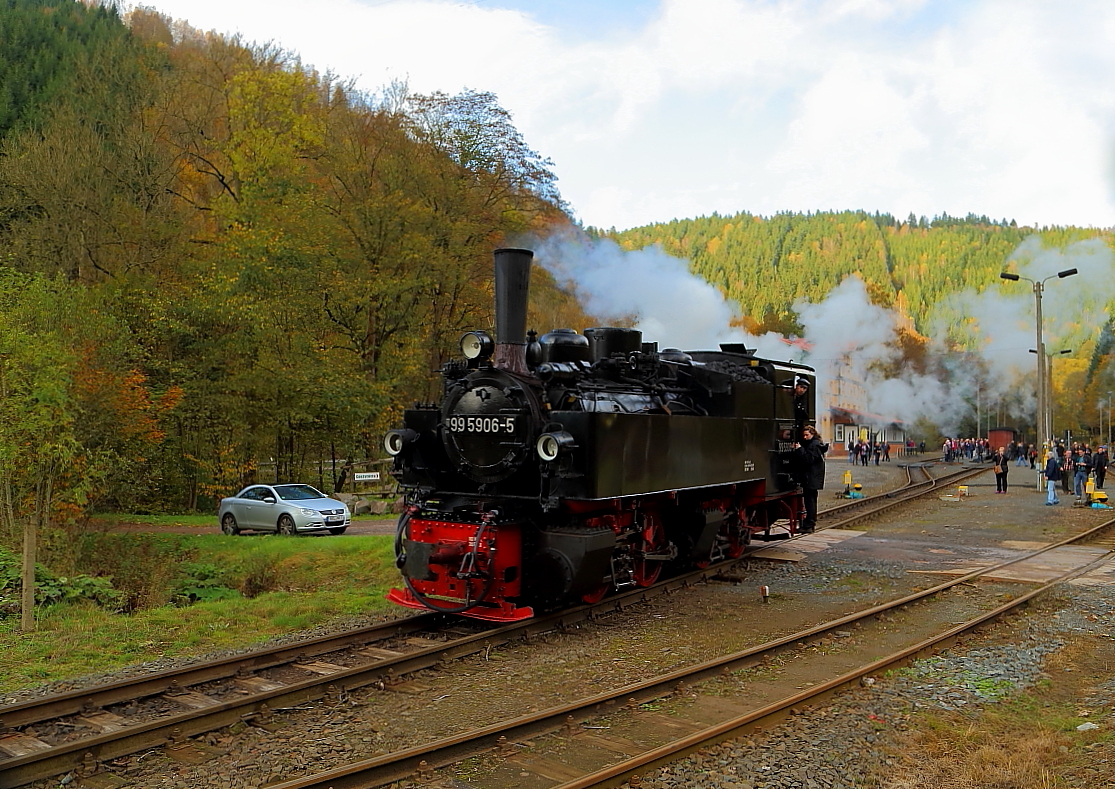 99 5906 am 17.10.2014 auf Rangierfahrt im Bahnhof Eisfelder Talmühle.