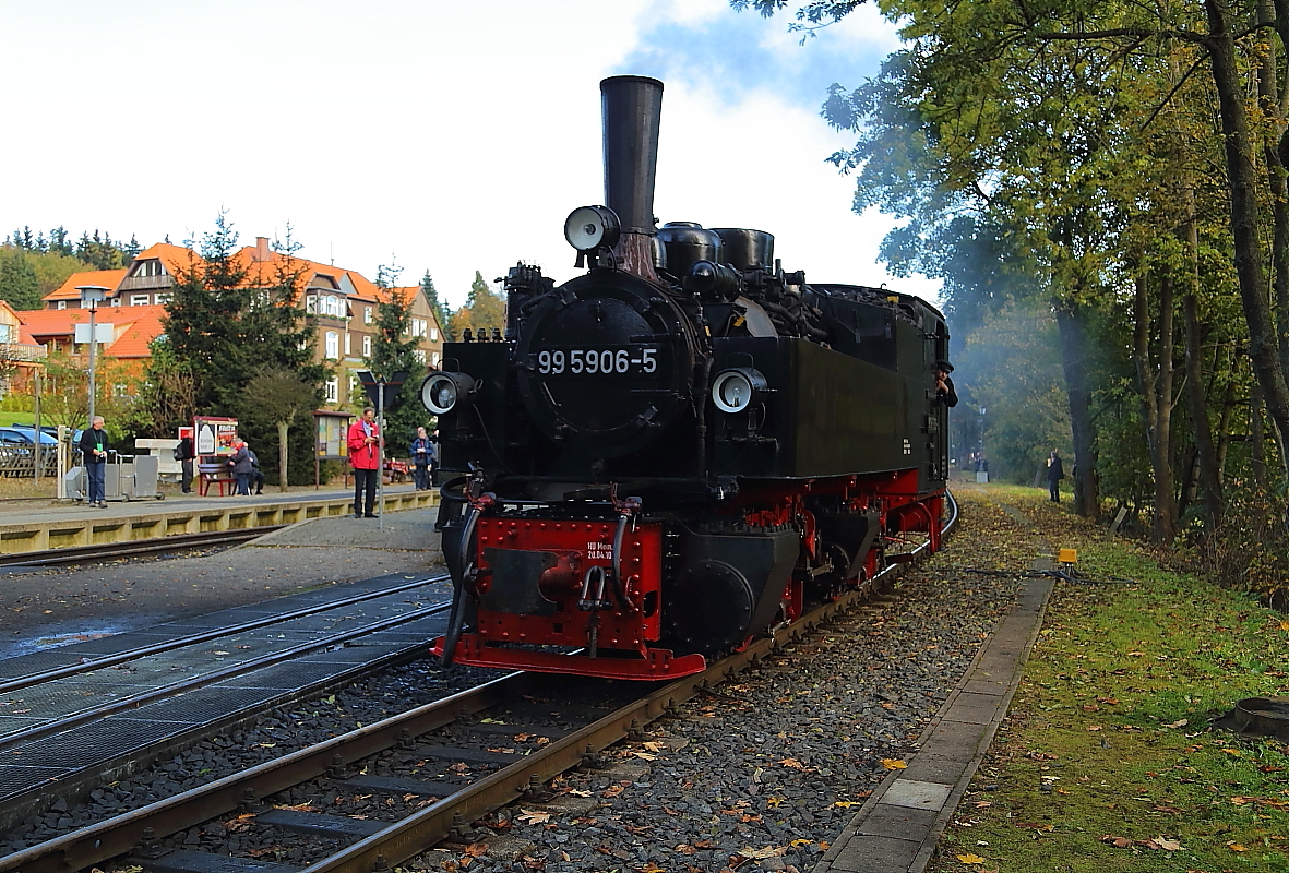 99 5906 am 17.10.2014 während einer Rangierfahrt auf Gleis 3 im Bahnhof Drei Annen Hohne.