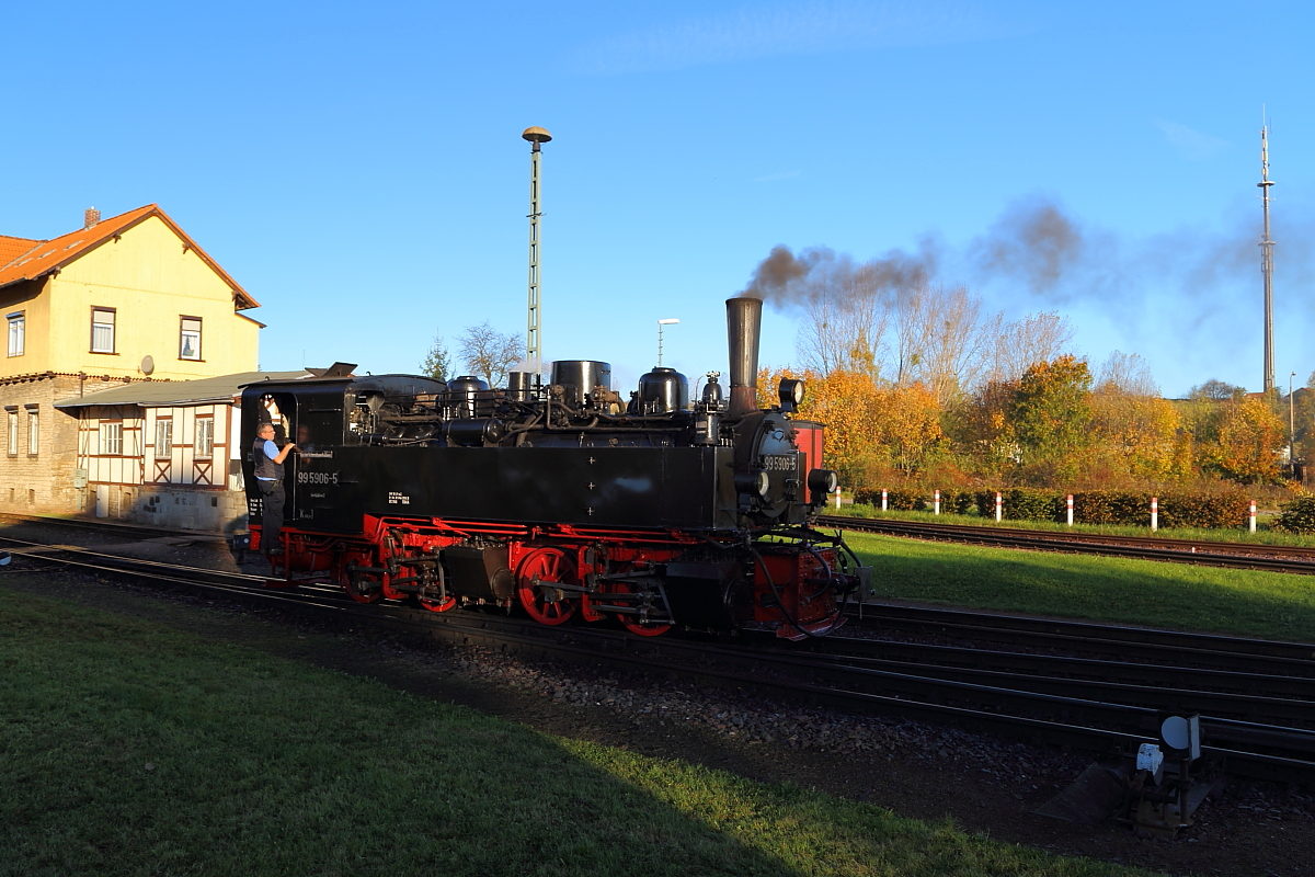 99 5906 am Morgen des 19.10.2014 auf Rangierfahrt im Bahnhof Gernrode. Dahinter verläuft die Neubaustrecke in Richtung Quedlinburg.