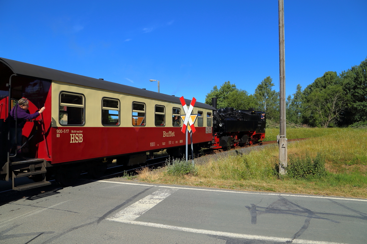 99 5906 hat am 07.07.2018 zum Drehen die Stieger Wendeschleife durchfahren und im Bahnhof wieder an ihren Jubiläumssonderzug angekuppelt. Jetzt geht es mit demselben, ebnfalls zum Drehen, nochmals durch die Wendeschleife, in welche der Zug hier gerade einfährt.