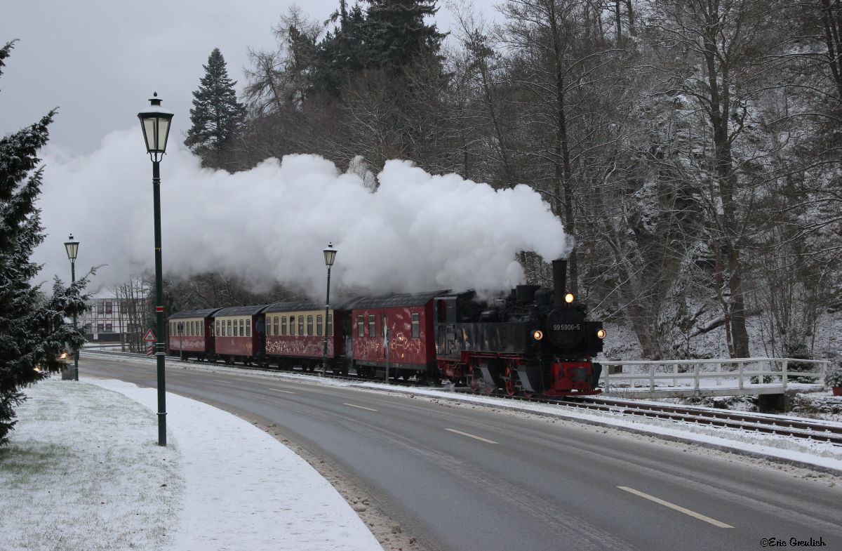 99 5906 mit einem Dampfzug von Gernrode nach Hasselfelde in Alexisbad. 29.12.14.