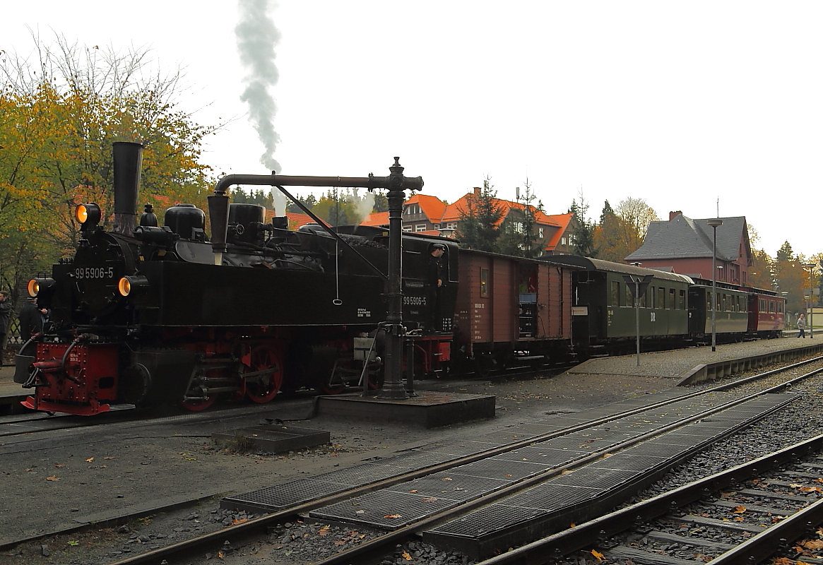 99 5906 mit einem Sonderzug der IG HSB am 17.10.2014 beim Wasserfassen im Bahnhof Drei Annen Hohne.