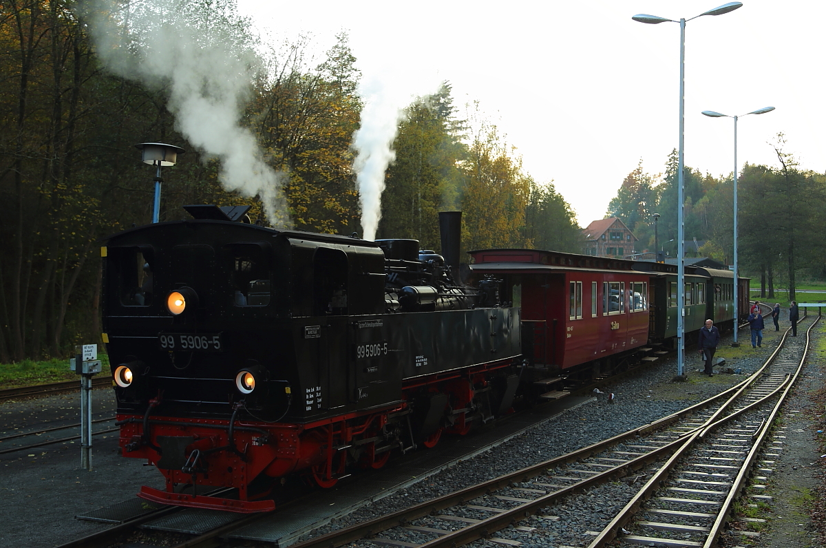 99 5906 mit IG HSB-Sonderzug am 17.10.2014 im Bahnhof Alexisbad. Sie hat heute den Zug bereits von Wernigerode zum Brocken, danach nach Eisfelder Talmühle und letztendlich hierher gebracht. Nach dem Wasserfassen geht es dann noch weiter bis Gernrode, wo die Fahrt endet. Ungewöhnlich bei zu sehendem Bild ist, dass der Zug etwas außerhalb des Bahnhofes gehalten hat. Der Grund dafür war, dass auf diese Weise die Lok am Wasserkran zum Stehen kam, sodaß sie für das Wasserfassen nicht extra umsetzen mußte, was deutlich Zeit gespart hat. Entgegen den meisten anderen Bahnhöfen, verfügt Alexisbad nur über diesen einen Wasserkran.