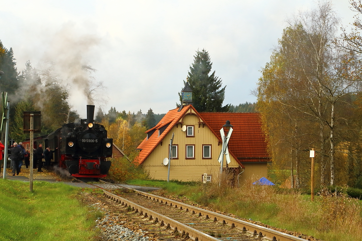 99 5906 mit IG-HSB-Sonderzug am 17.10.2014 im Haltepunkt Sorge. Nach erfolgter Scheinanfahrt läßt man jetzt die zahlreichen Fotofans wieder einsteigen, damit die Fahrt in Richtung Eisfelder Talmühle fortgesetzt werden kann.