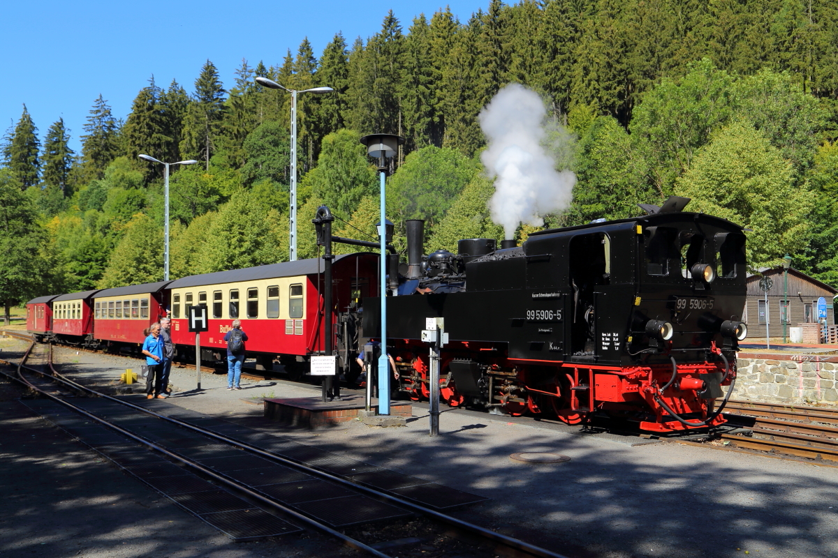 99 5906 mit Jubiläumssonderzug am 07.07.2018 beim Wasserfassen im Bahnhof Alexisbad.