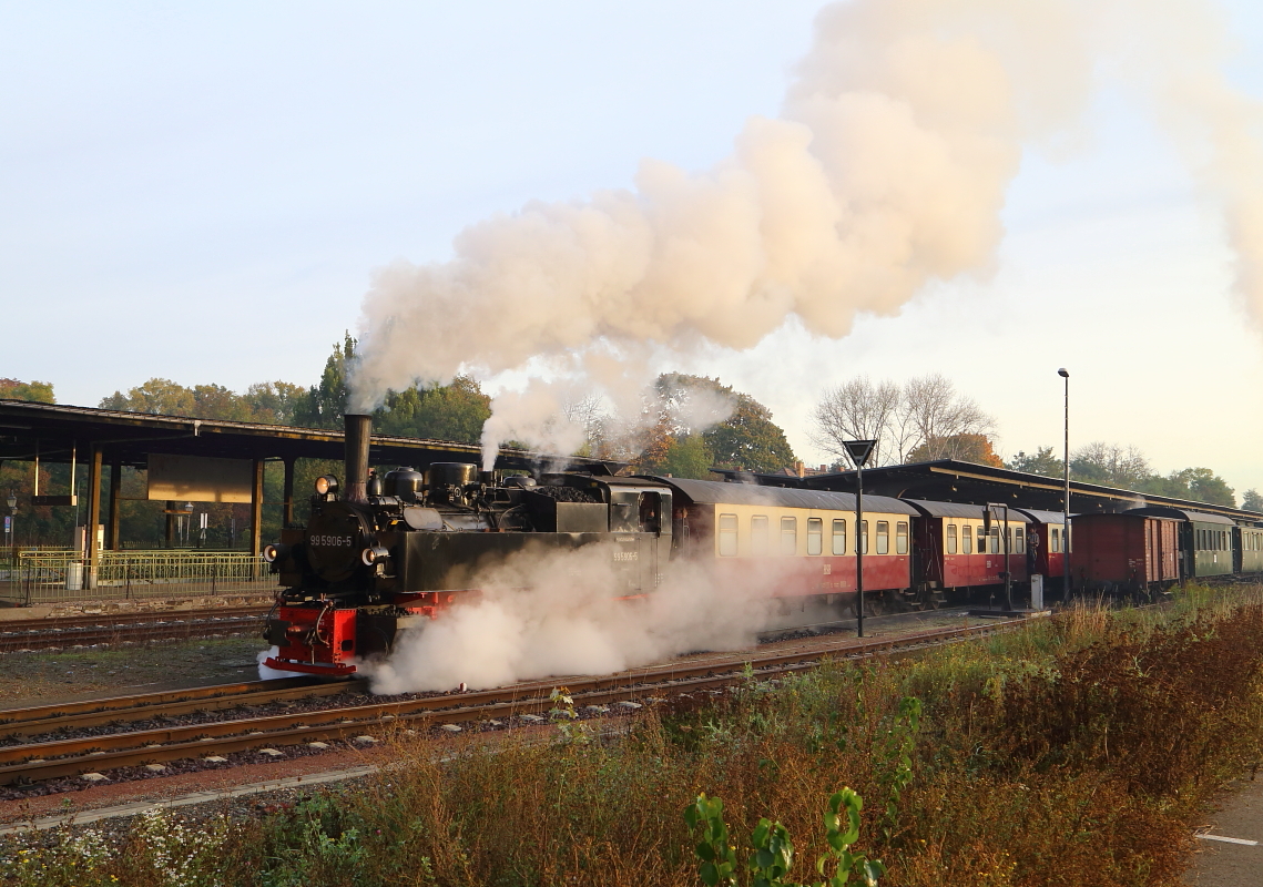 99 5906 mit Planzug P8951 am 18.10.2014 bei der Ausfahrt aus dem Bahnhof Quedlinburg.