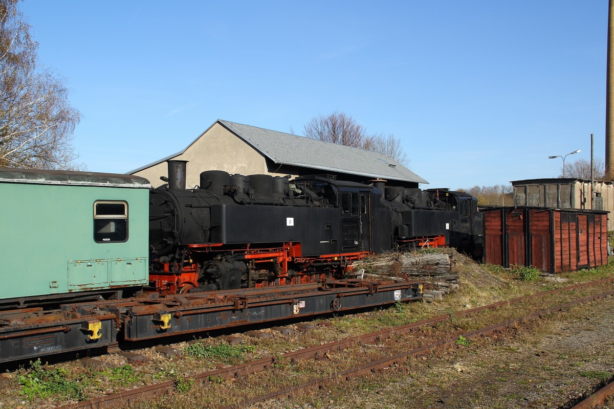 99 594 und 99 586 am 31.10.2013 im Bahnhof Cranzahl.