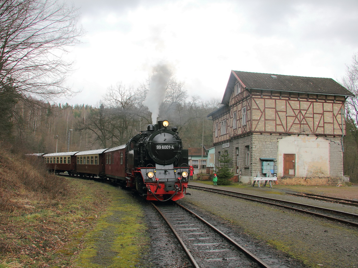 99 6001-4 als HSB 8965 nach Hasselfelde im Bahnhof Mägdesprung am 21. Februar 2014.