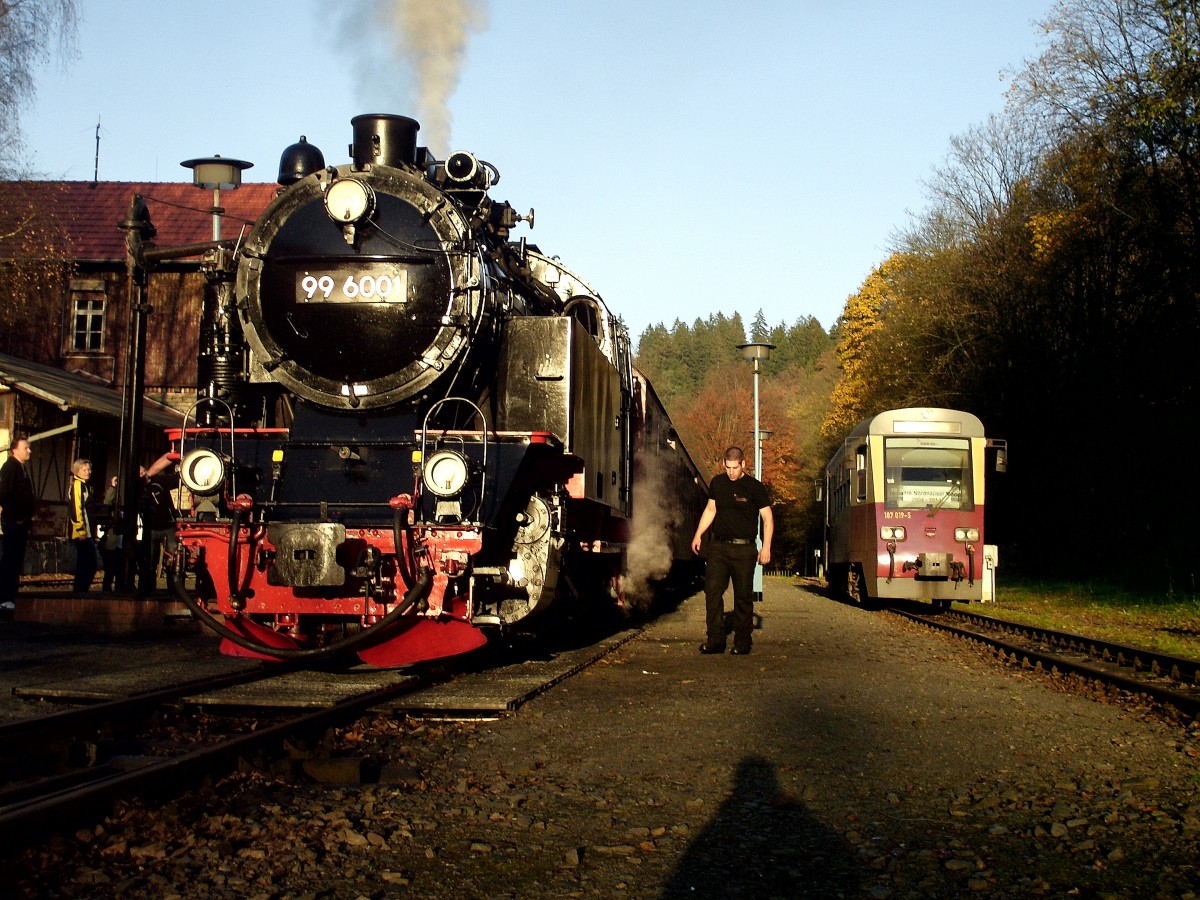 99 6001-4 Personenzug aus Gernrode(Harz) und der VT 187 019 aus Nordhausen am Nachmittag des 01.11.14 im Bf Alexsisbad 