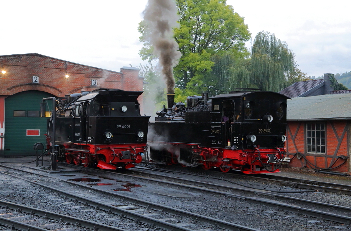 99 6001 und 99 5901 am Morgen des 23.10.2016 kurz vor einem Sonderzugeinsatz für die IG HSB im Bw Gernrode.