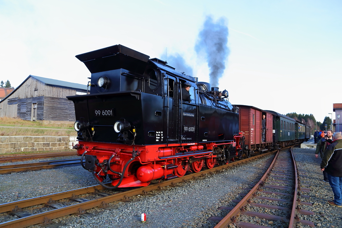 99 6001 am 06.02.2016 beim Bereitstellen des IG HSB-Sonderzuges 2 zur Rückfahrt nach Wernigerode, im Bahnhof Benneckenstein. (Bild 2)