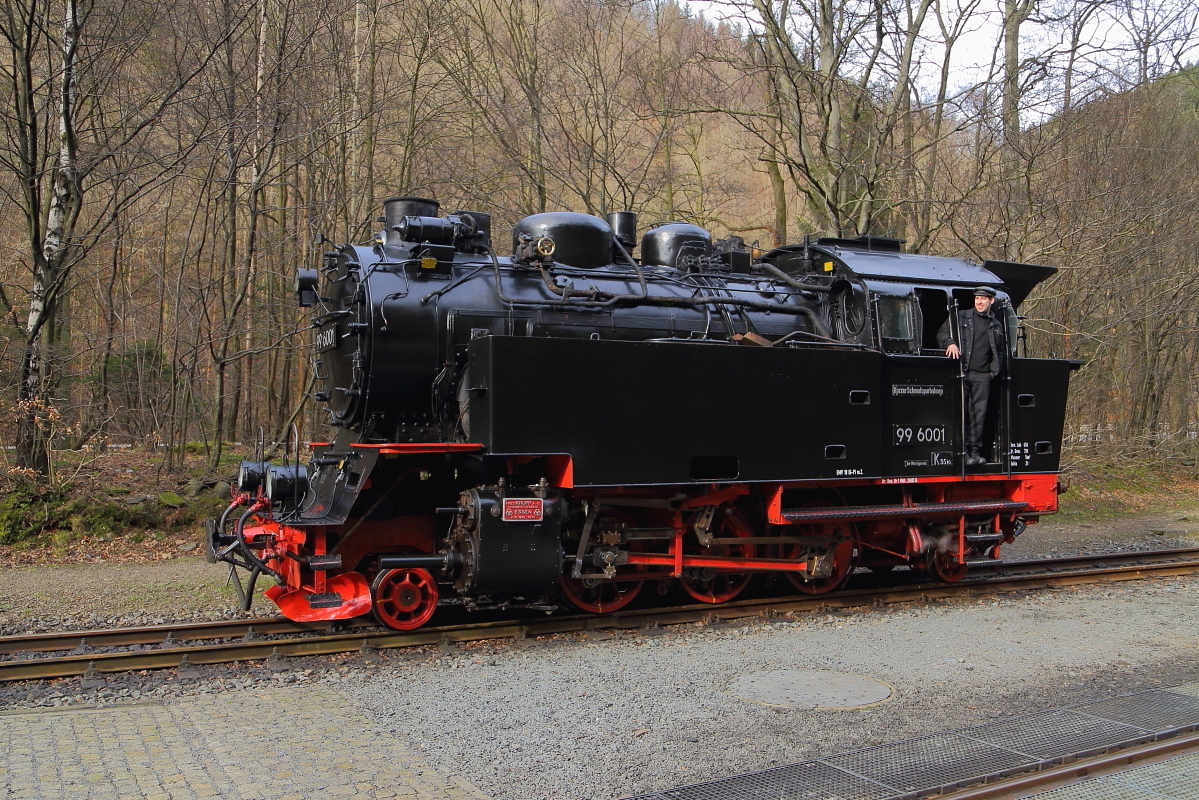 99 6001 am 07.02.2016 auf Umsetzfahrt im Bahnhof Eisfelder Talmühle. Wenig später wird sie ihren IG HSB-Sonderzug zurück nach Wernigerode bringen. (Bild 2) Offenbar bester Laune ist man im Führerstand der Lok! ;-)