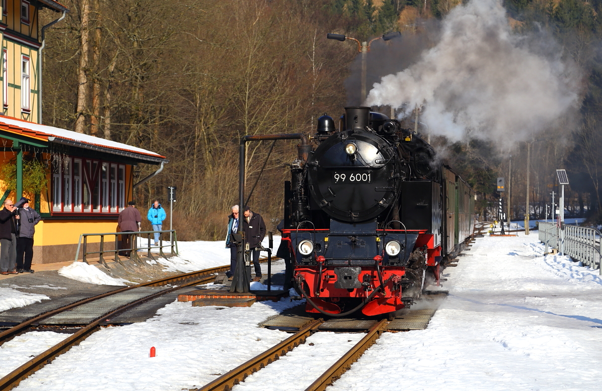 99 6001 am 15.02.2015 beim Wasserfassen im Bahnhof Eisfelder Talmühle. Nach Abschluß des Vorgangs wird die Fahrt nach Nordhausen-Nord fortgesetzt.
