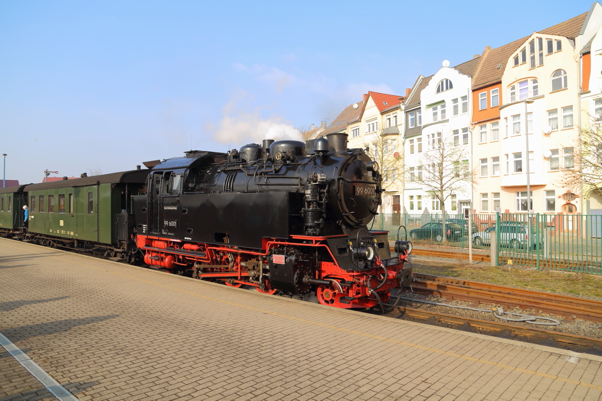 99 6001 am 15.02.2015 vor einem IG HSB-Sonderzug im Bahnhof Nordhausen-Nord. Nachdem die Lok den Zug von Quedlinburg hierher gebracht hat, ist jetzt eine längere Mittagspause fällig, bevor es dann am Nachmittag zum Endziel der Fahrt, Wernigerode, geht.