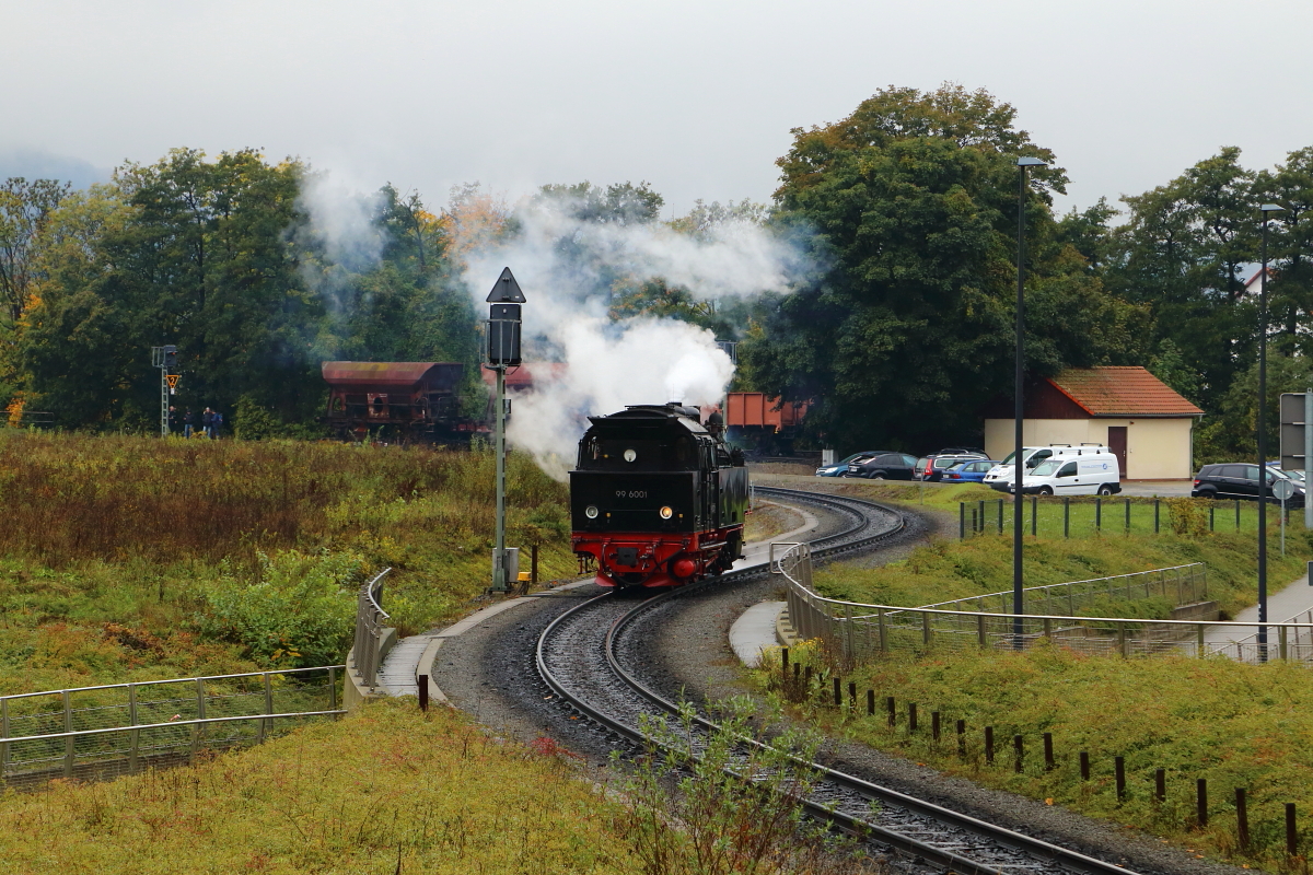 99 6001 am 16.10.2015 auf Rangierfahrt zwischen Wernigerode Westerntor und Wernigerode Bhf. Sie war an jenem Tag für eine Sonderzugveranstaltung der IG HSB im Einsatz. (Bild 1)